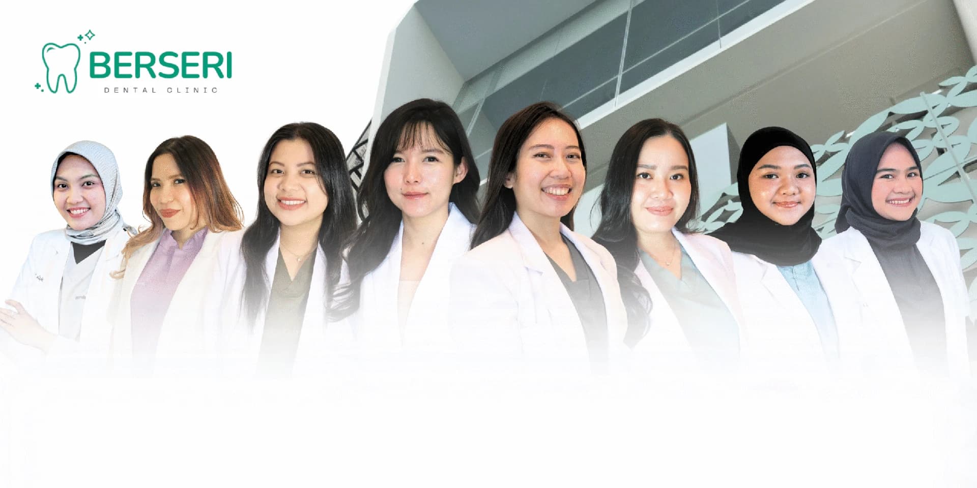 Tim dokter gigi Berseri Clinic membantu pasien membuat appointment