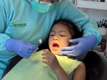 Keluarga menikmati layanan Berseri Clinic